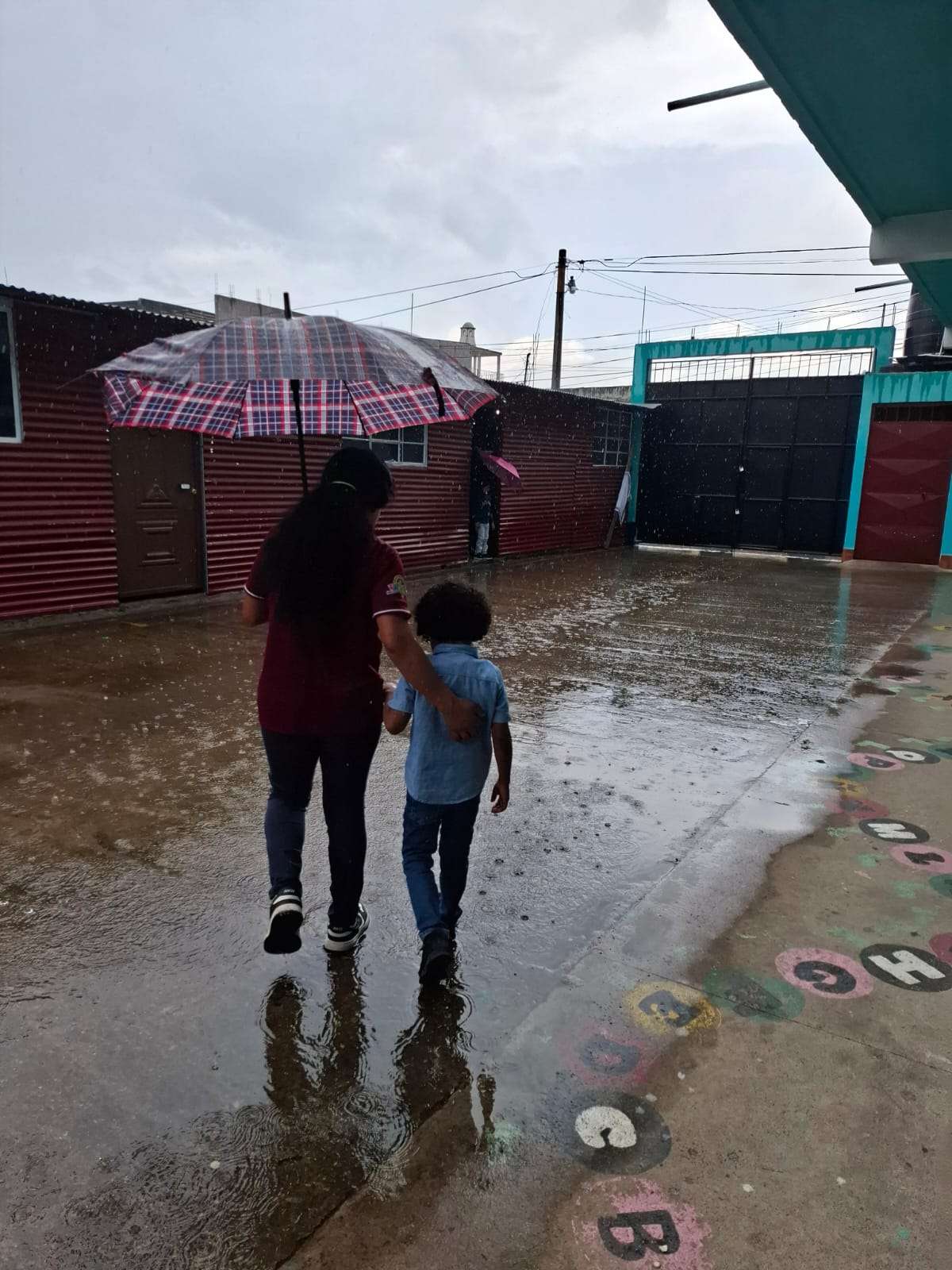 Tutor and participant going to the kitchen