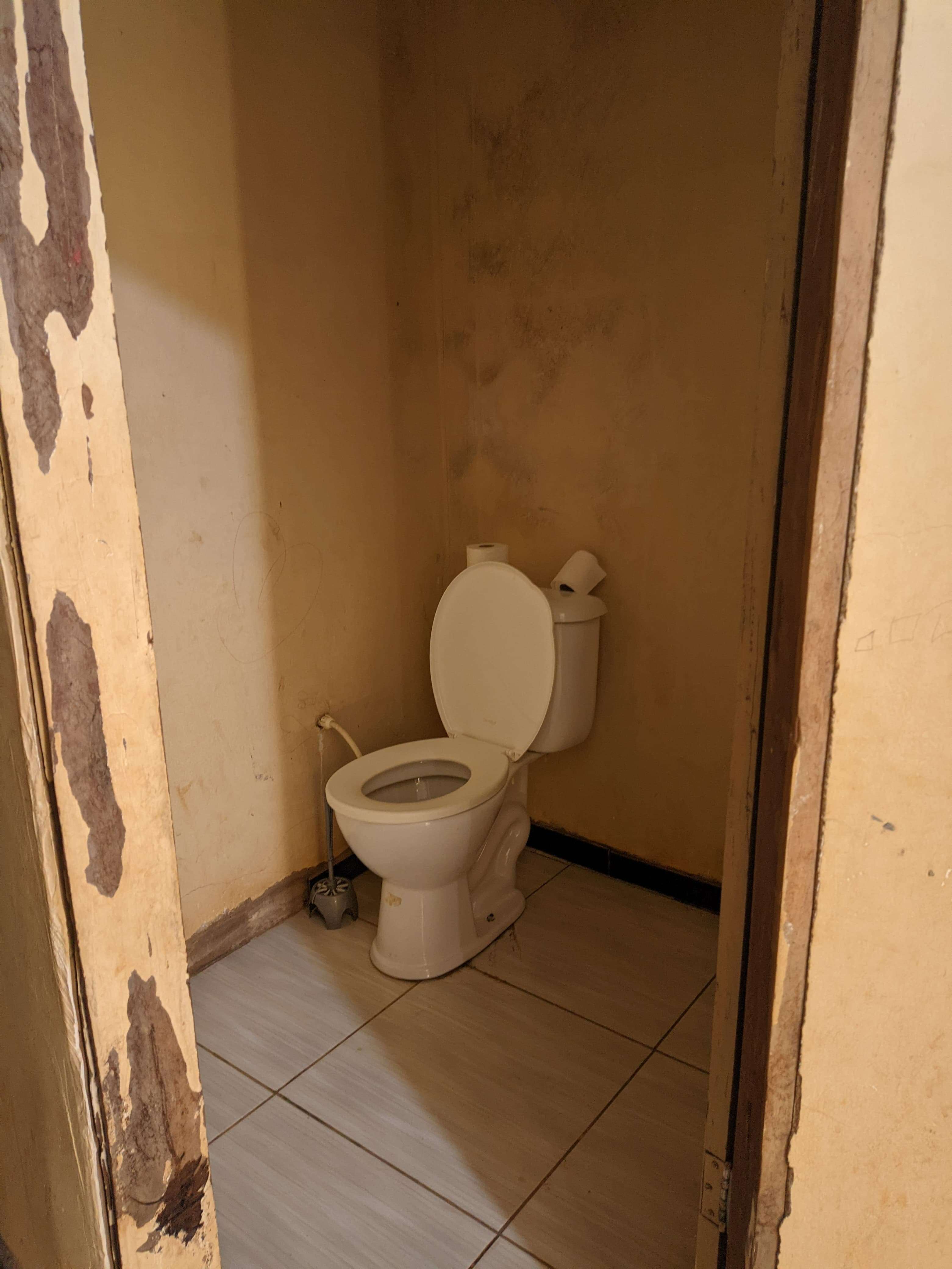 compartment with toilet, infiltration