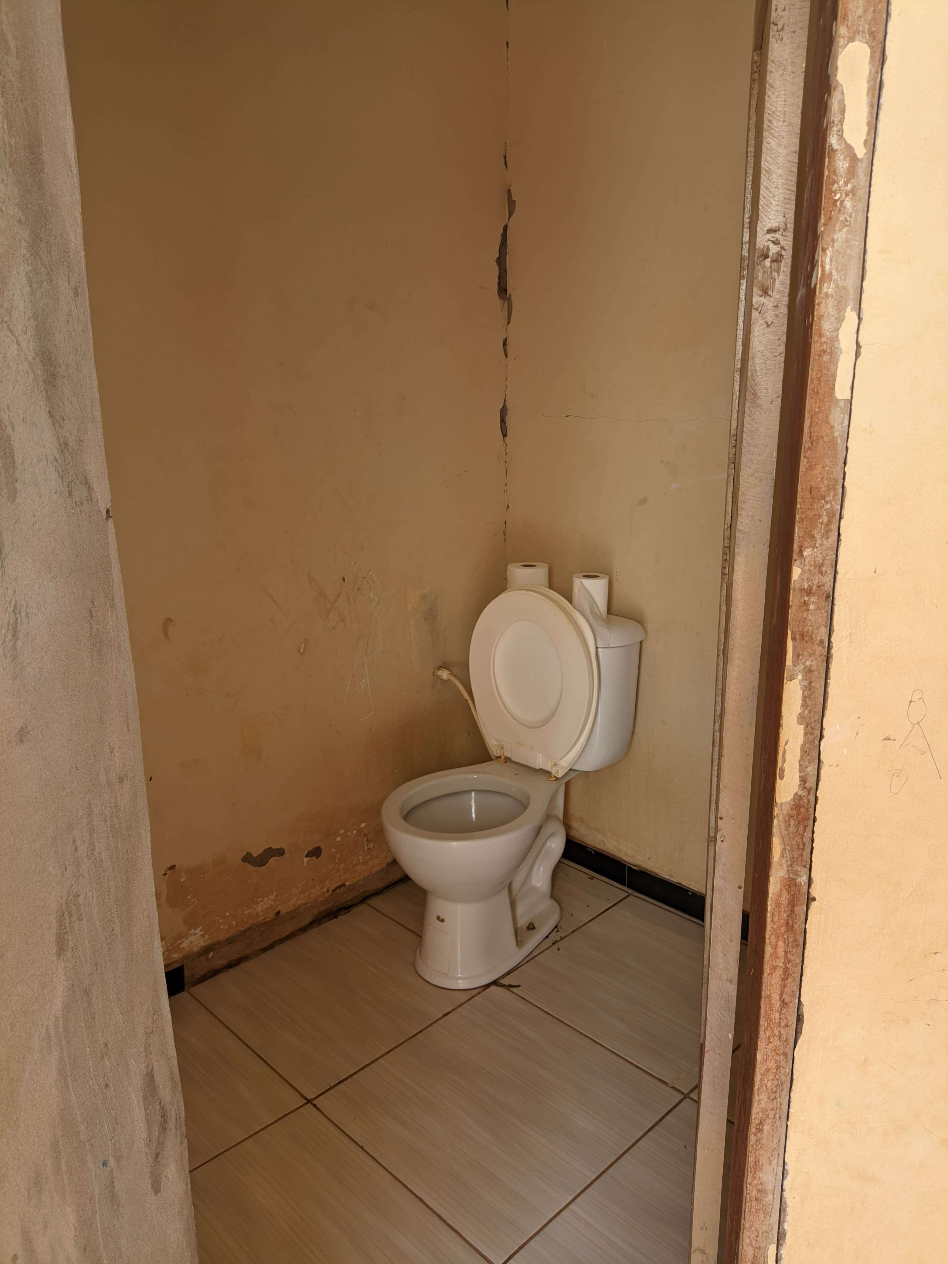 compartment with toilet, infiltration
